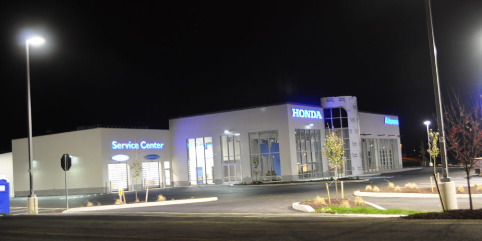 Streetlights in the parking lot of an Altoona Honda dealership
